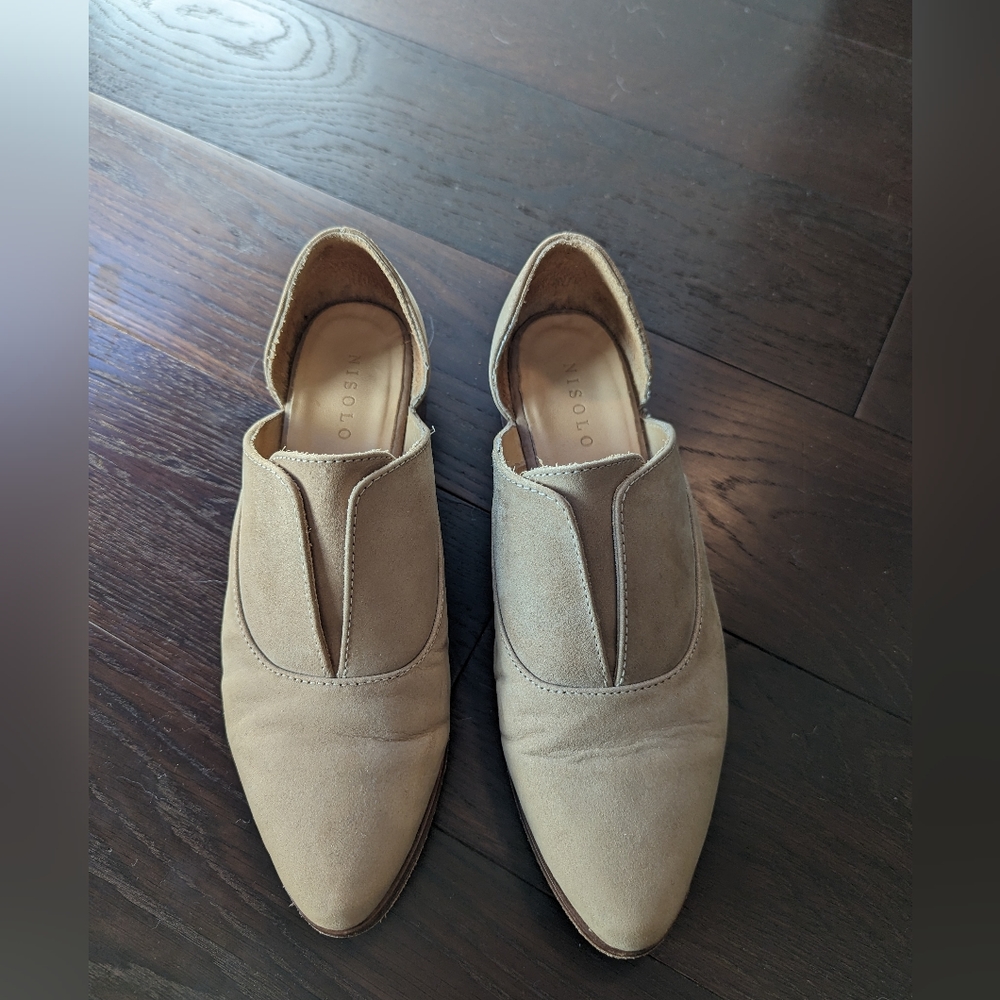 Nisolo Emma d'Orsay Oxford color Wheat Suede